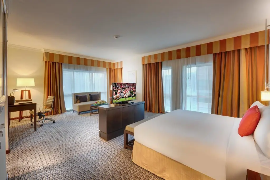 Дубай: Отель Radisson Blu Barsha Heights