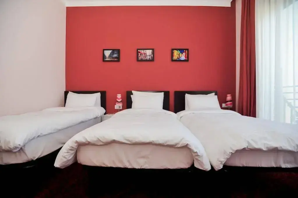 Батуми: Piazza Four Colours