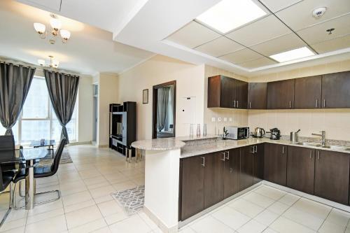 Дубай: Luxury 2BR Marina Gate 3