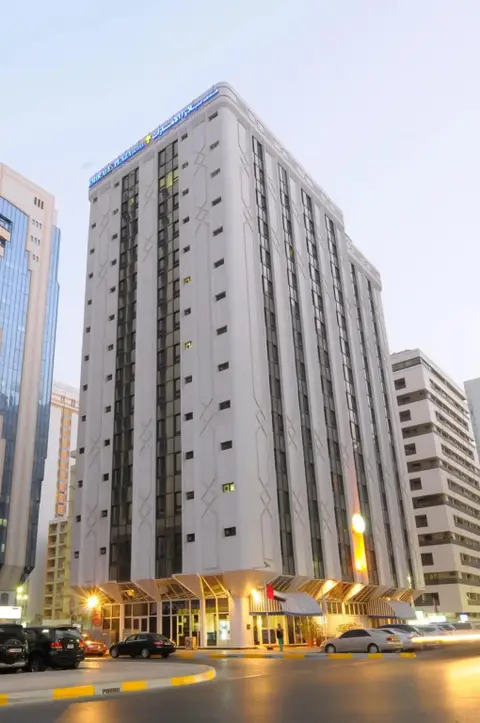 Emirates Plaza Hotel — фото 1