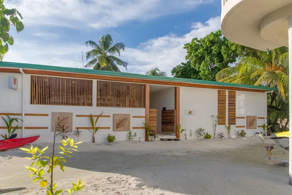 Отель Dhiffushi White Sand Beach — фото 1