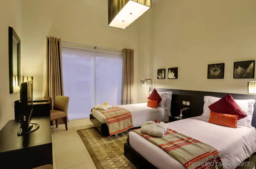 Дубай: Lotus Grand Hotel Apartments