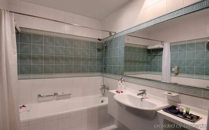 Дубай: Lotus Grand Hotel Apartments