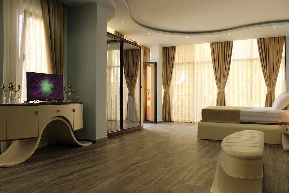 Батуми: Light Palace Hotel