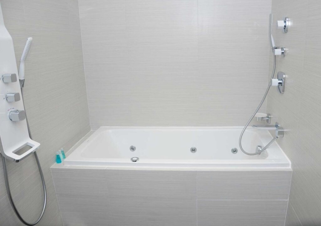 Северный атолл Мале: Airport Beach Hotel