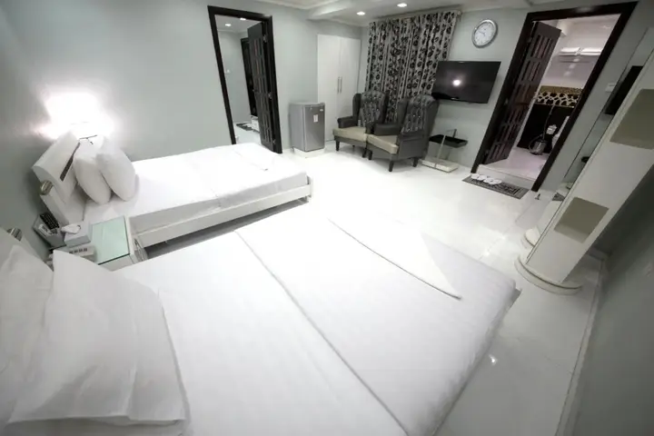 Дубай: White Fort Hotel