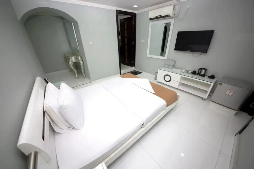 Дубай: White Fort Hotel