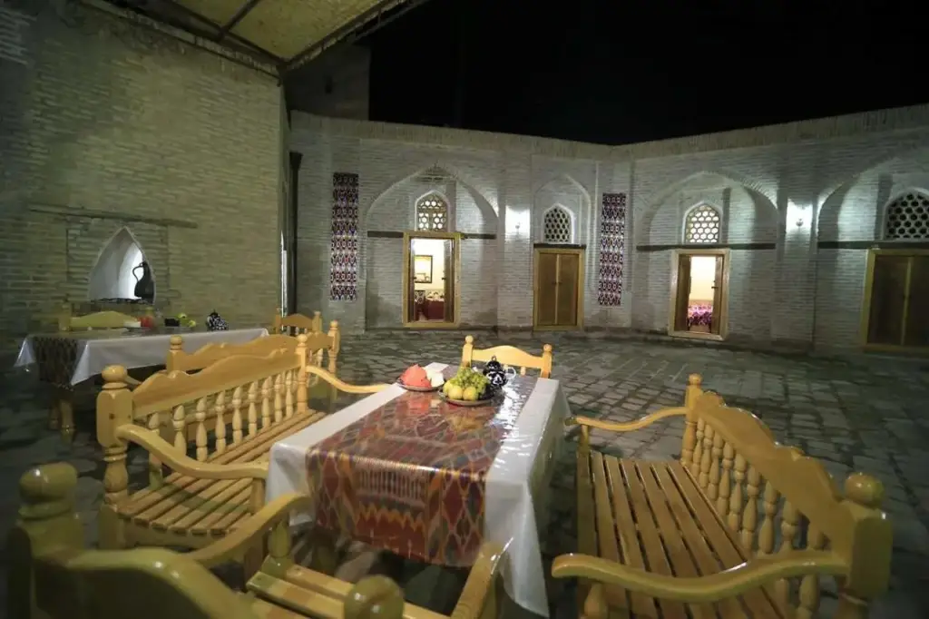 Бухара: Hotel Khurjin