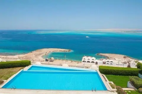 Sea view apartment with private beach — фото 1