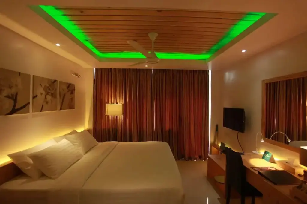 Хулхумале: Pine Lodge Maldives Hotel