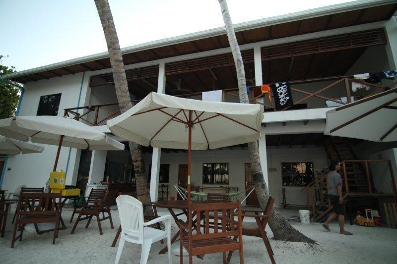 Северный атолл Мале: Thulusdhoo Surf Camp
