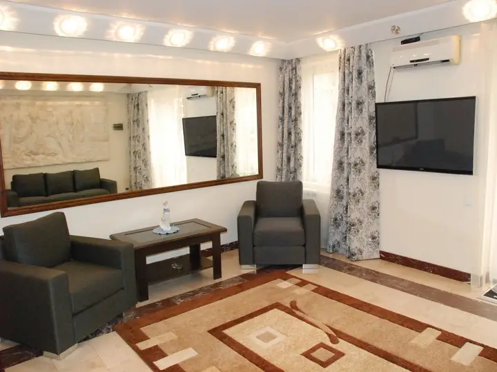 Тбилиси: Dreamlike World Apartment on Rustaveli