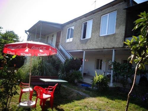 Кварели: Guesthouse Raisa