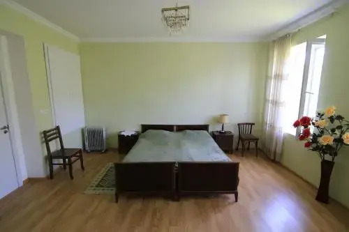 Кварели: Guesthouse Raisa