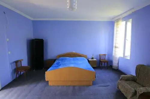 Кварели: Guesthouse Raisa