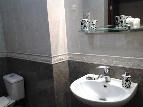 Тбилиси: Cozy Apartment at Rustaveli Avenue