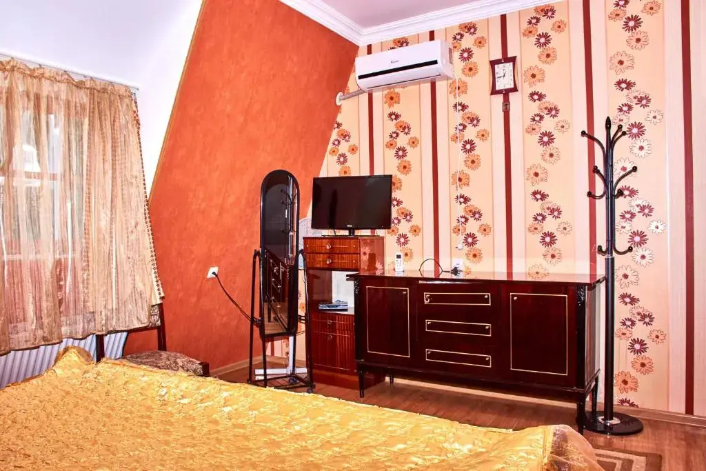 Гори: California Guest House