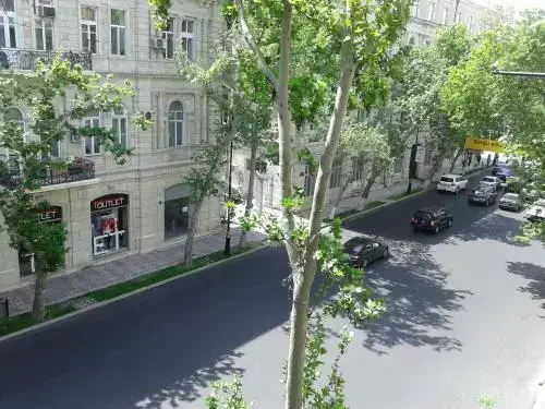 Баку: Neftiannikov Avenue Apartment