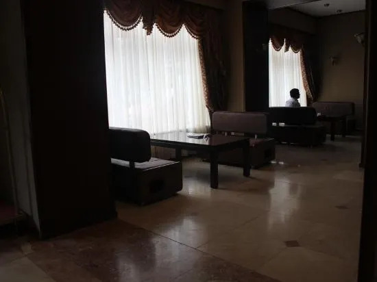 Сатаплия: Hotel Empire