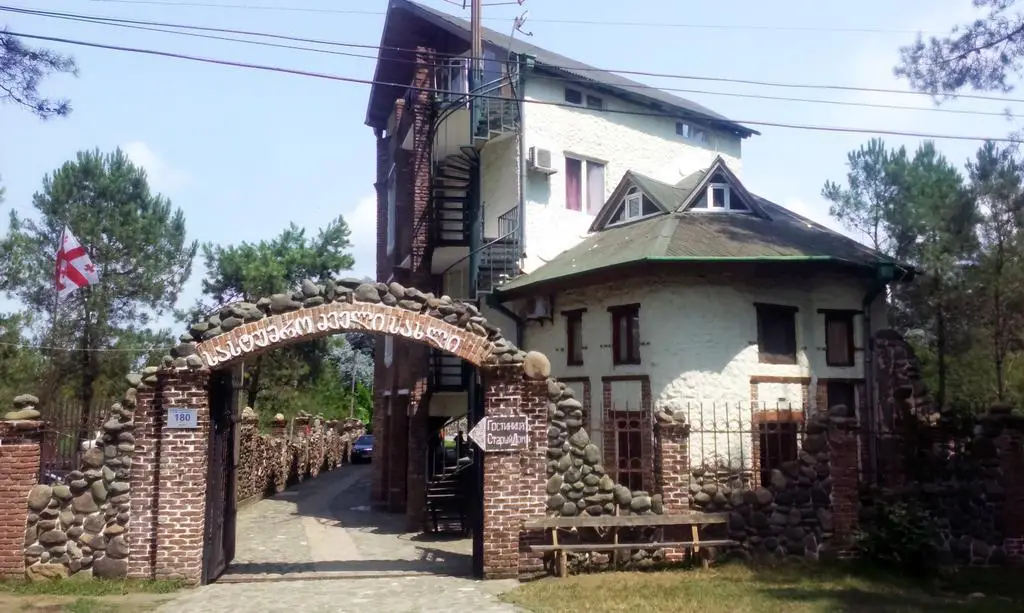 Уреки: Old House