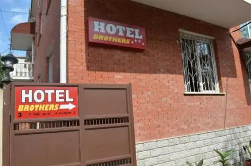 Hotel Brothers — фото 1