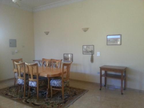 Луксор: Full Moon House