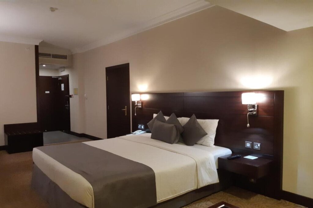 Дубай: Lotus Grand Hotel Dubai