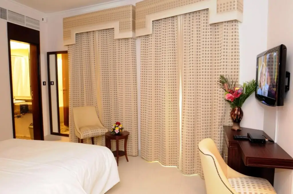 Дубай: Сlick Square Hotel
