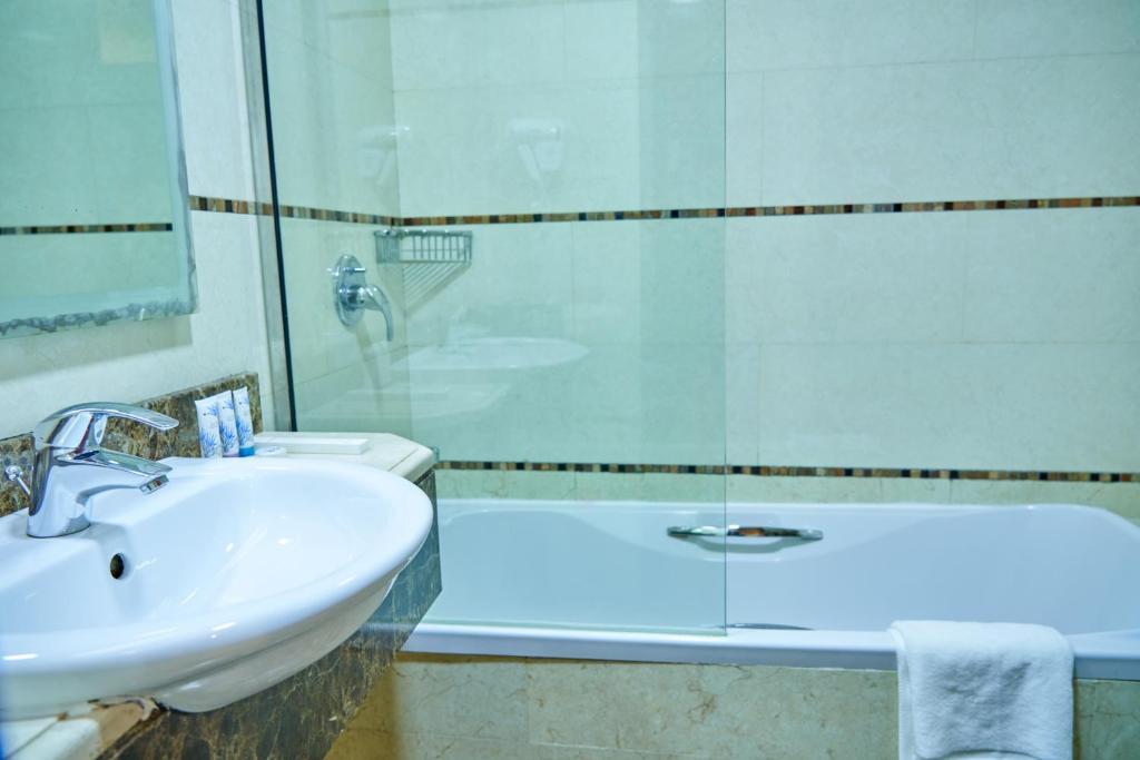 Дубай: Сlick Square Hotel