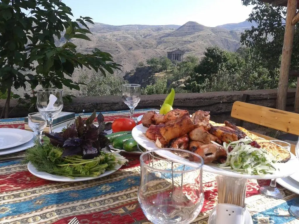 Лусарат: Garnitoun