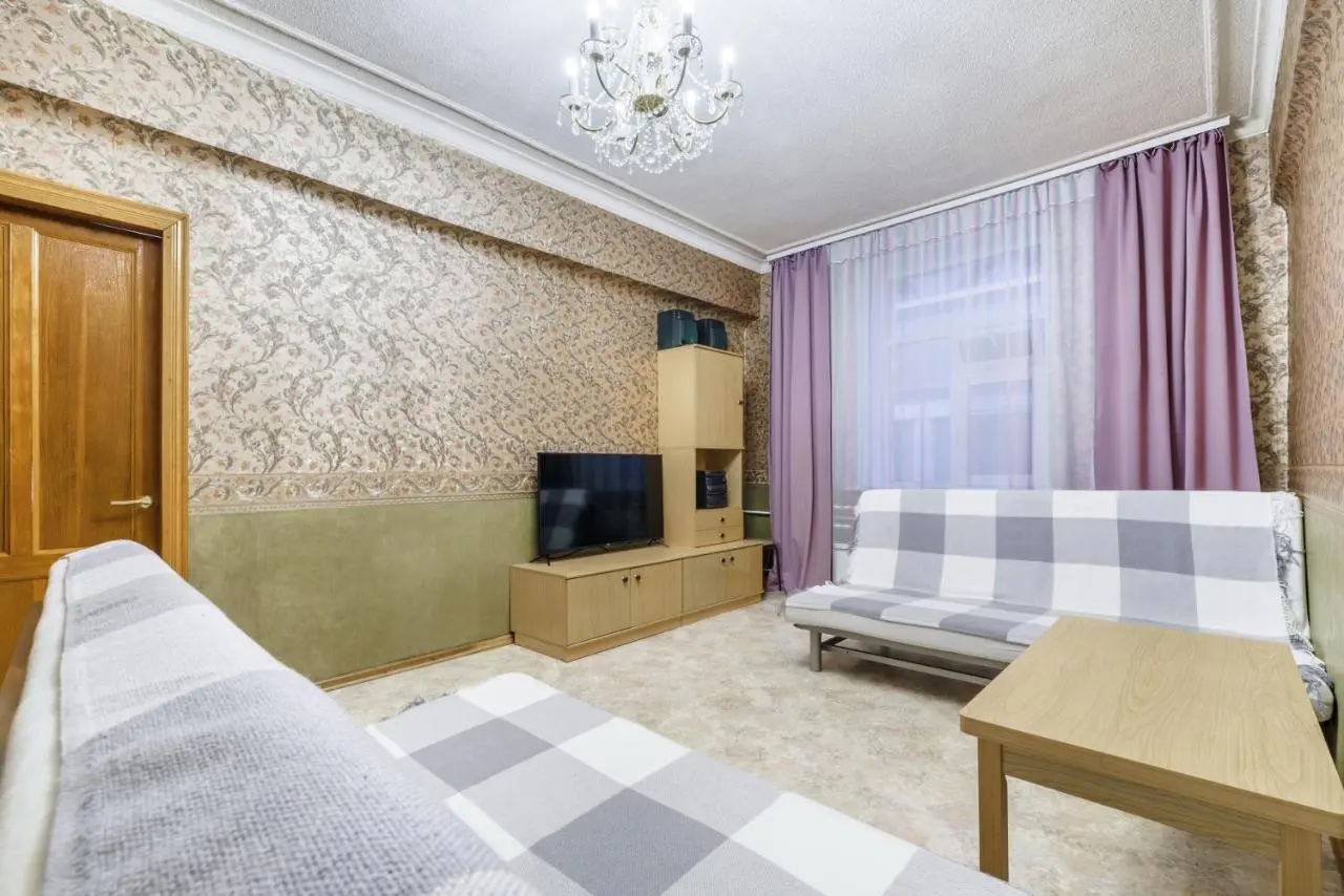 Казань: Downtown on Parizhskoy Kommuny 4
