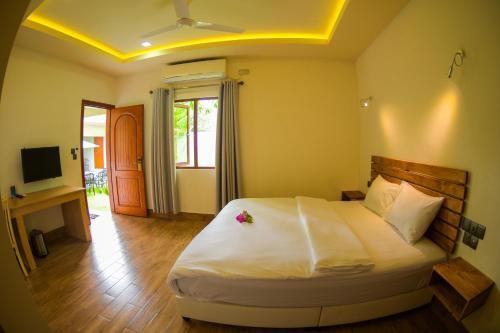 Фувамула: Equator Residence