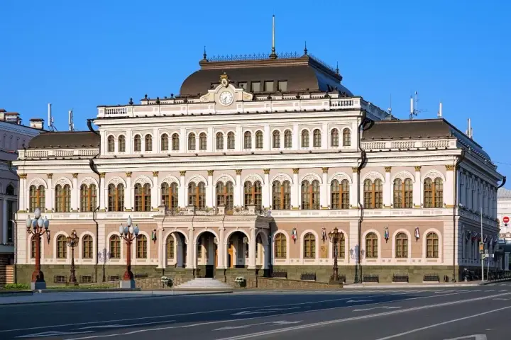 Казань: Апартаменты У Кремля с Видом на Мечеть