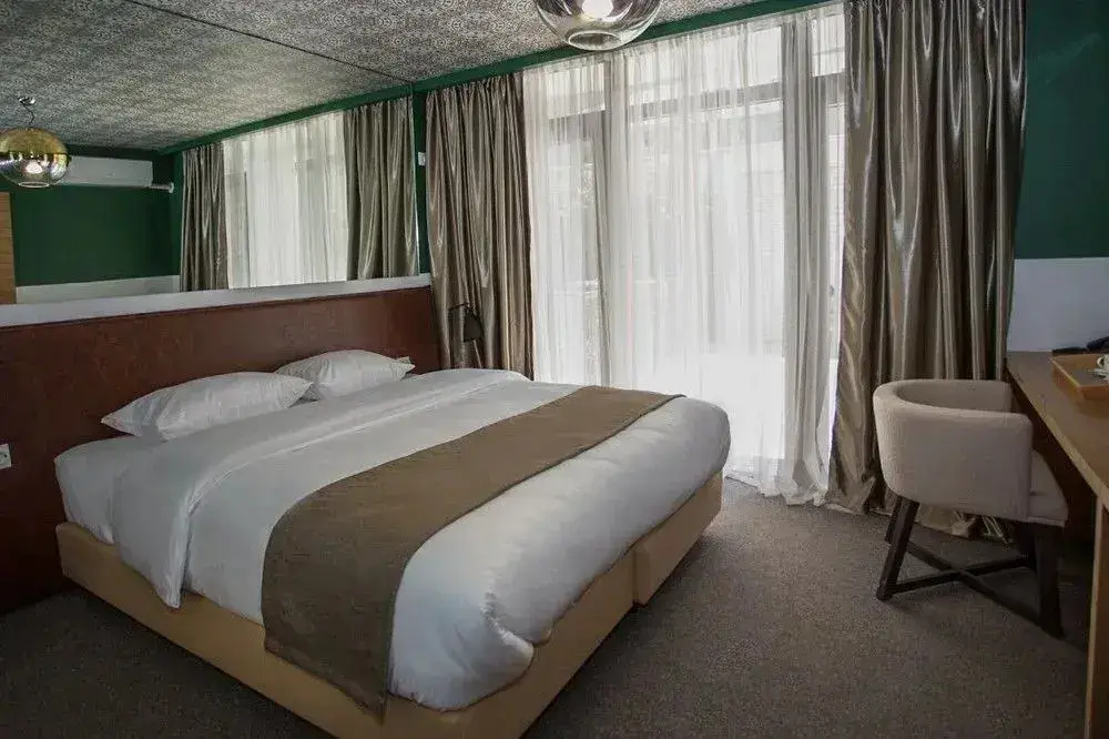 Тбилиси: Crowns Hotel
