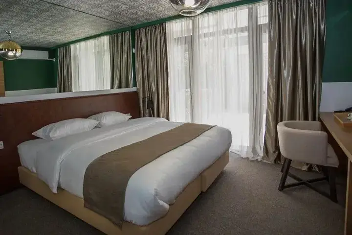 Тбилиси: Crowns Hotel