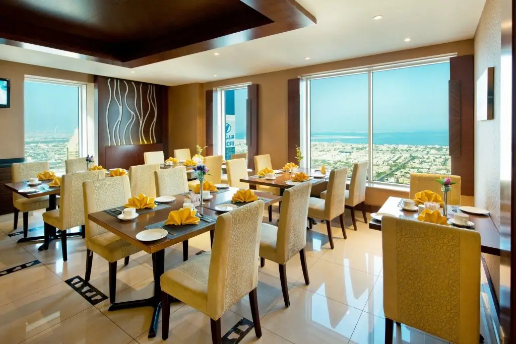 Дубай: Emirates Grand Hotel