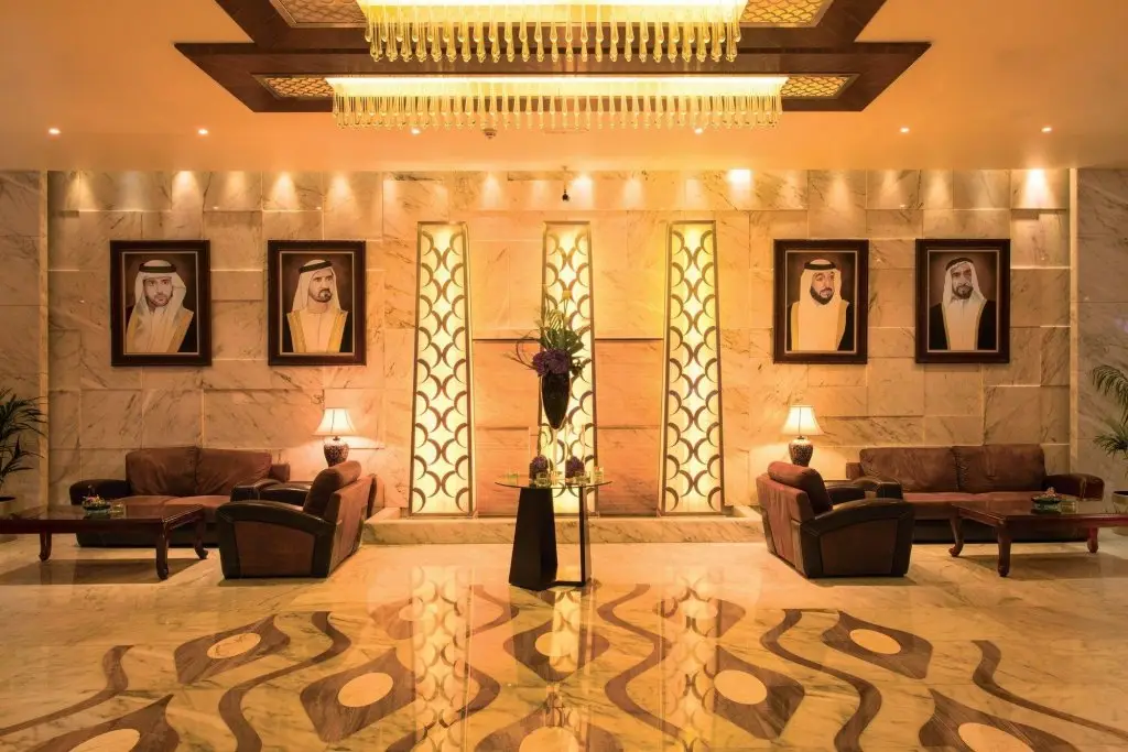 Дубай: Emirates Grand Hotel