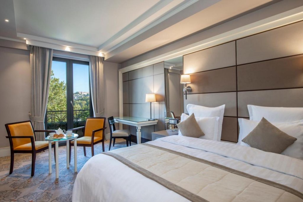 Тбилиси: Отель Ambassadori Hotel Tbilisi