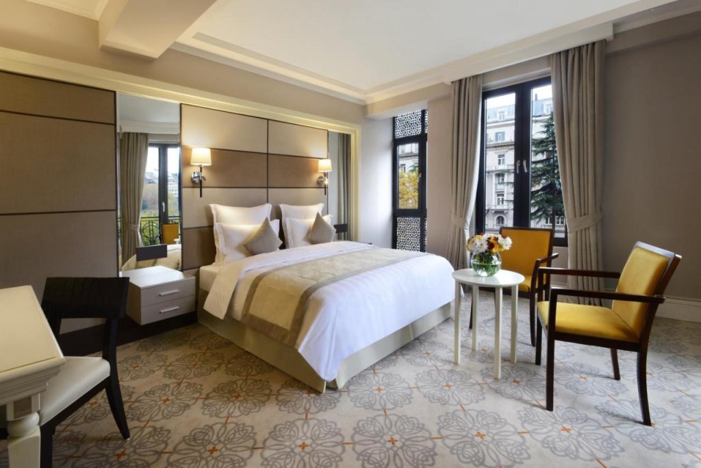 Тбилиси: Отель Ambassadori Hotel Tbilisi