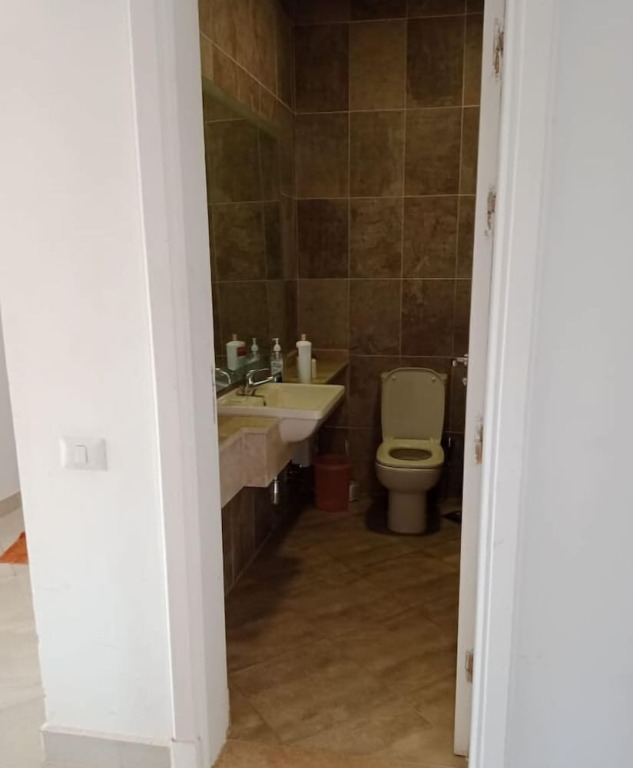 Айн-Сохна: Ein Bay Appartment