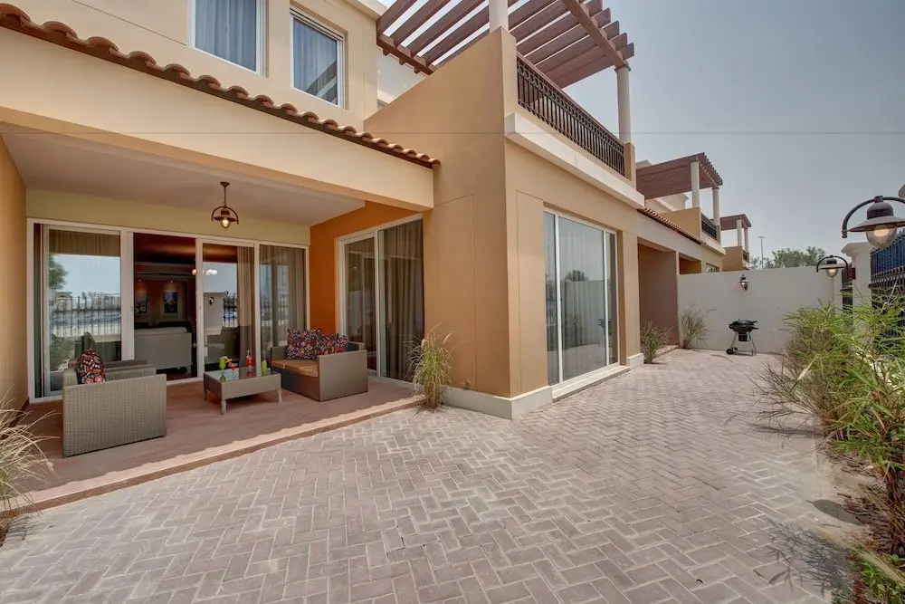 Дубай: J5 Villas Holiday Homes - Barsha Gardens