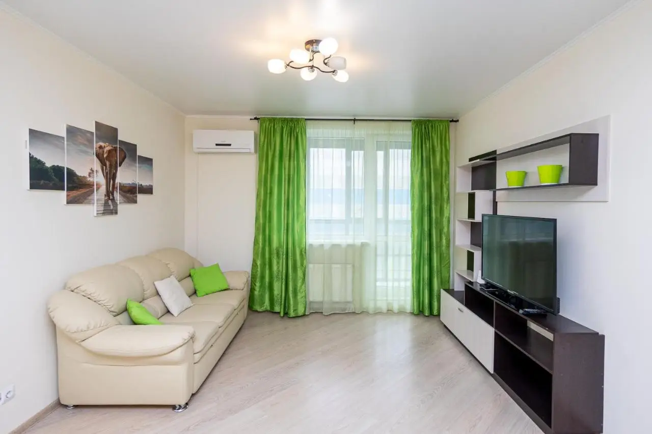Казань: Apartment on Khakima 50
