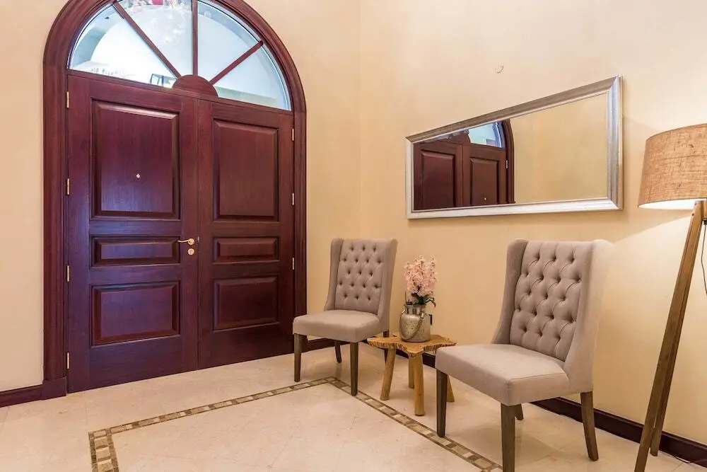 Дубай: 5 Bedroom Garden Villa at Frond E by Deluxe Holiday Homes