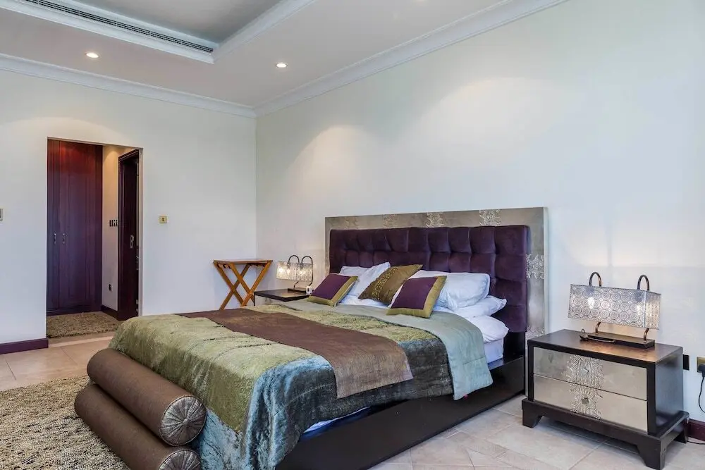 Дубай: 5 Bedroom Garden Villa at Frond E by Deluxe Holiday Homes