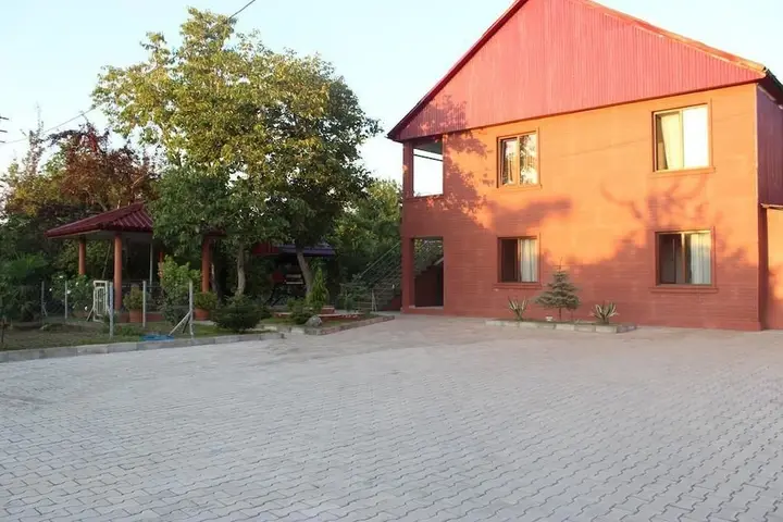 Кобулети: Nazibrola's Guest House