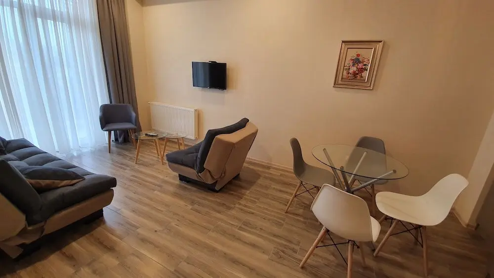 Тбилиси: Two Bedroom Apartment With Balcony