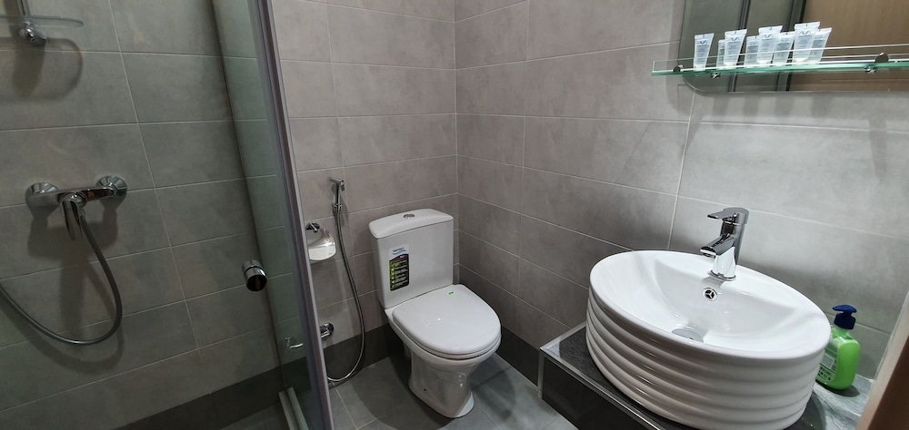 Тбилиси: Two Bedroom Apartment With Balcony