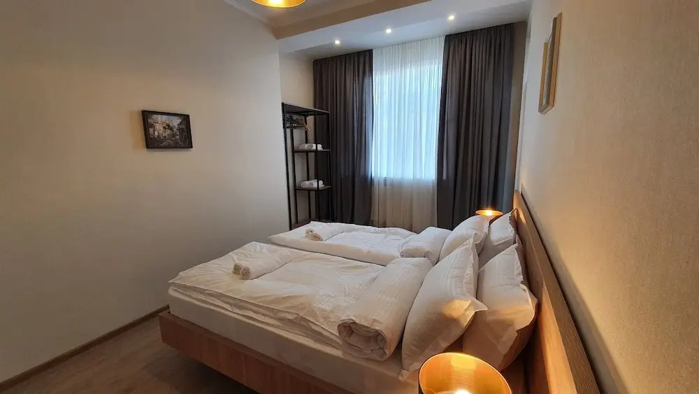 Тбилиси: Two Bedroom Apartment With Balcony