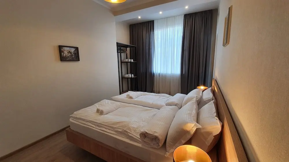 Тбилиси: Two Bedroom Apartment With Balcony