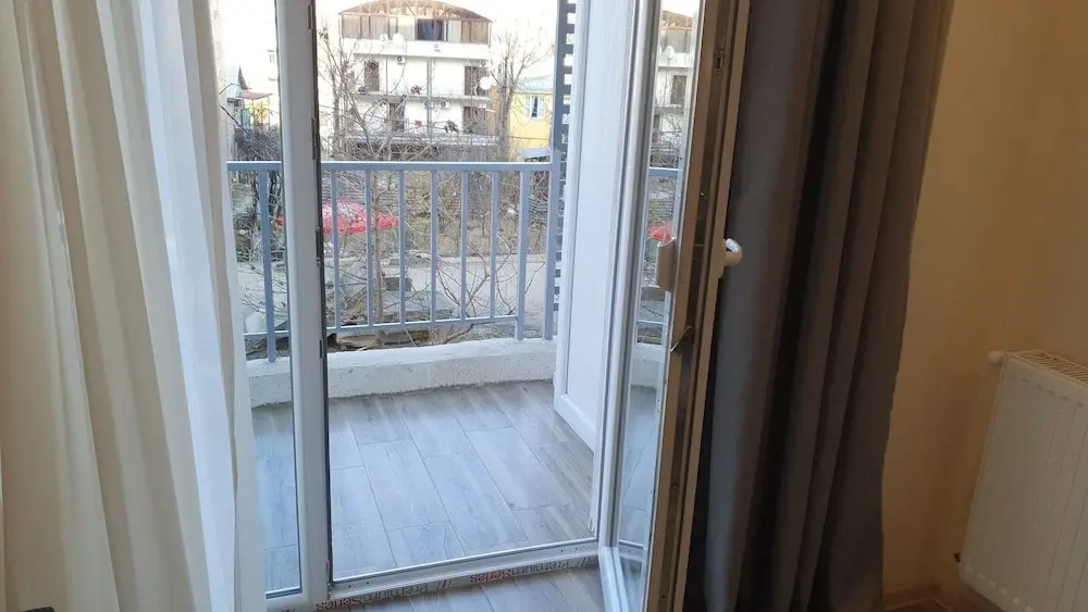 Тбилиси: Two Bedroom Apartment With Balcony